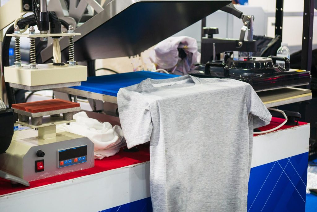 Máquina de serigrafía y camiseta
